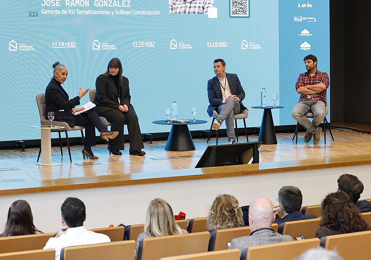 Leticia Mena, Paula Lavín, Carlos Thomas y José Ramón González abordan la sostenibilidad y el diseño de los materiales de viviendas.