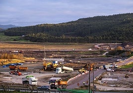 Las máquinas trabajan en la urbanización de la primera fase del centro logístico de La Pasiega, en Parbayón.