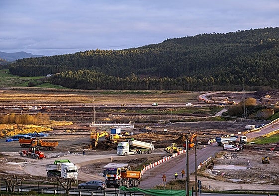 Las máquinas trabajan en la urbanización de la primera fase del centro logístico de La Pasiega, en Parbayón.