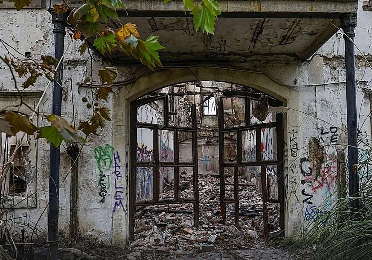 Edificio ruinoso en La Remonta tras los incendios producidos a principios de este mes.