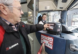 Un vecino utiliza la tarjeta del Torrebús para pagar un viaje, este jueves, en Torrelavega.
