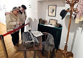 En un rincón, se recrea la habitación de la Fonda Montañesa con objetos personales del poeta