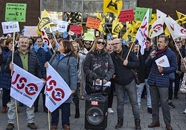 Auxiliares de Enfermería durante la concentración en Valdecilla.