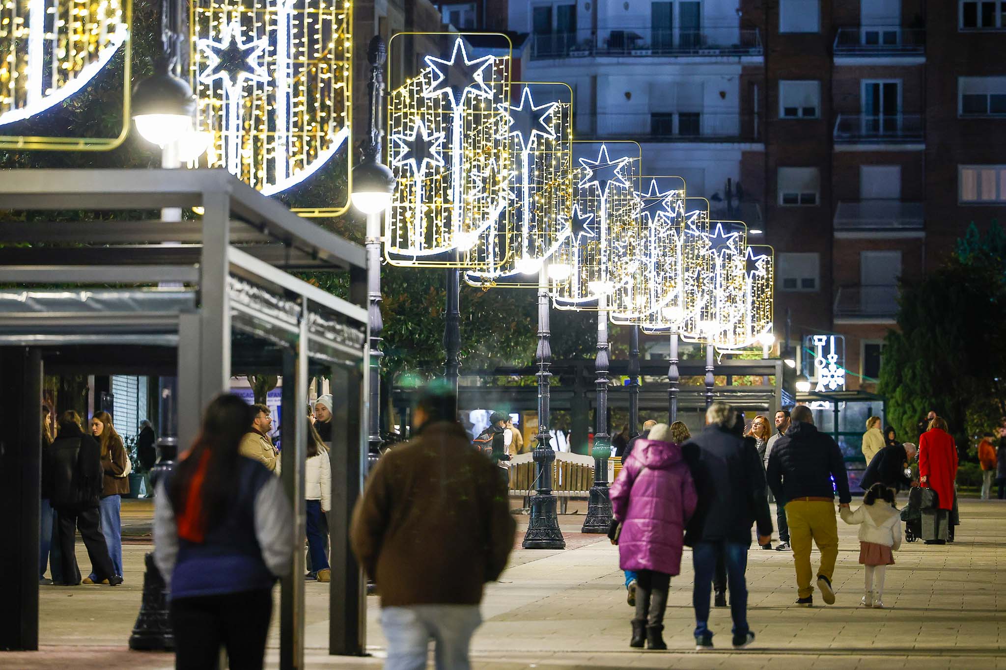 Las estrellas decoran desde hoy el Bulevar Demetrio Herrero.