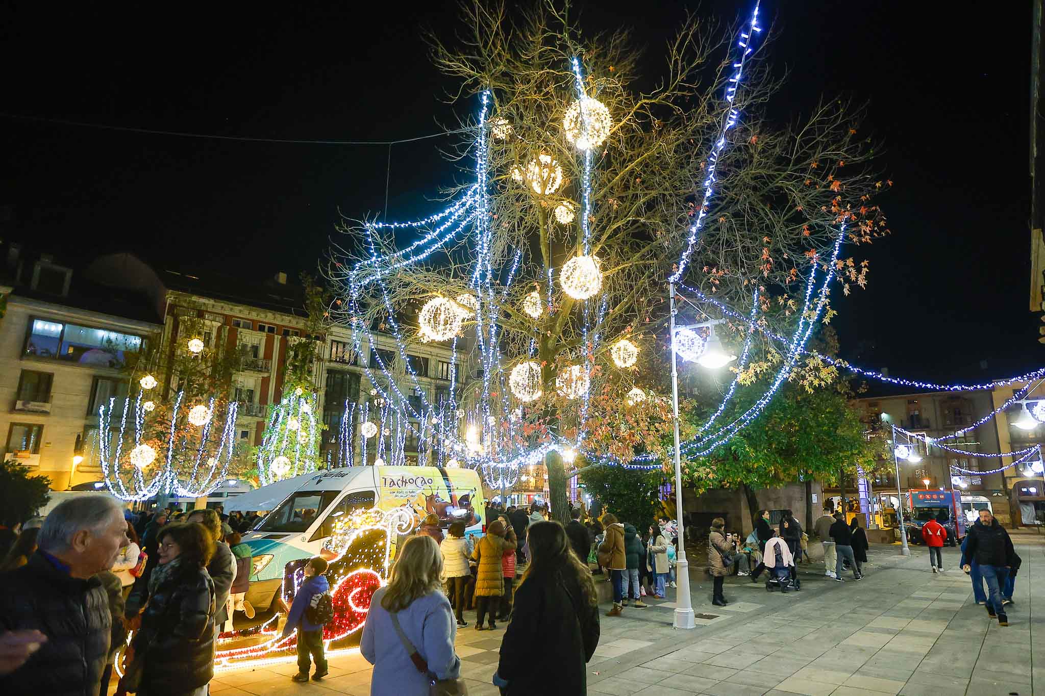 No falta detalle, tampoco en los árboles tras el encendido de este viernes.