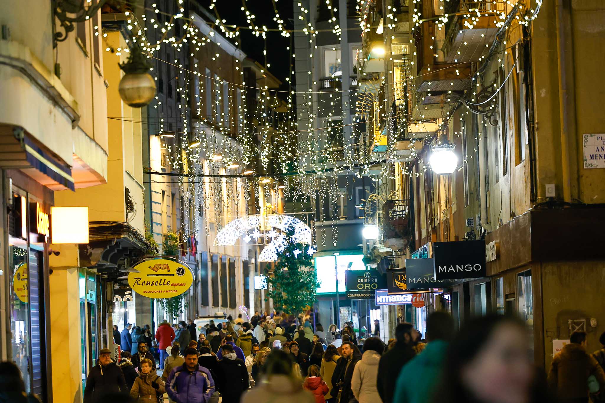 Las calles comerciales de Torrelavega también están adornadas con pequeñas lucecitas.