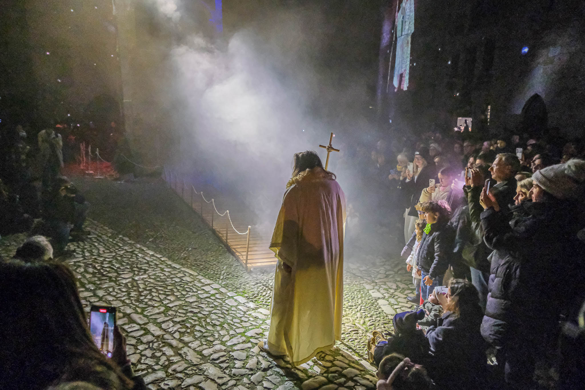 La belleza de Santillana del Mar se iluminó ayer con 600.000 bombillas que sirvieron para dar por iniciada oficialmente la Navidad.