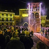 Una multitud esperaba el encendido navideño de la localidad.