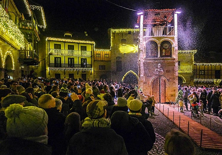 Una multitud esperaba el encendido navideño de la localidad.