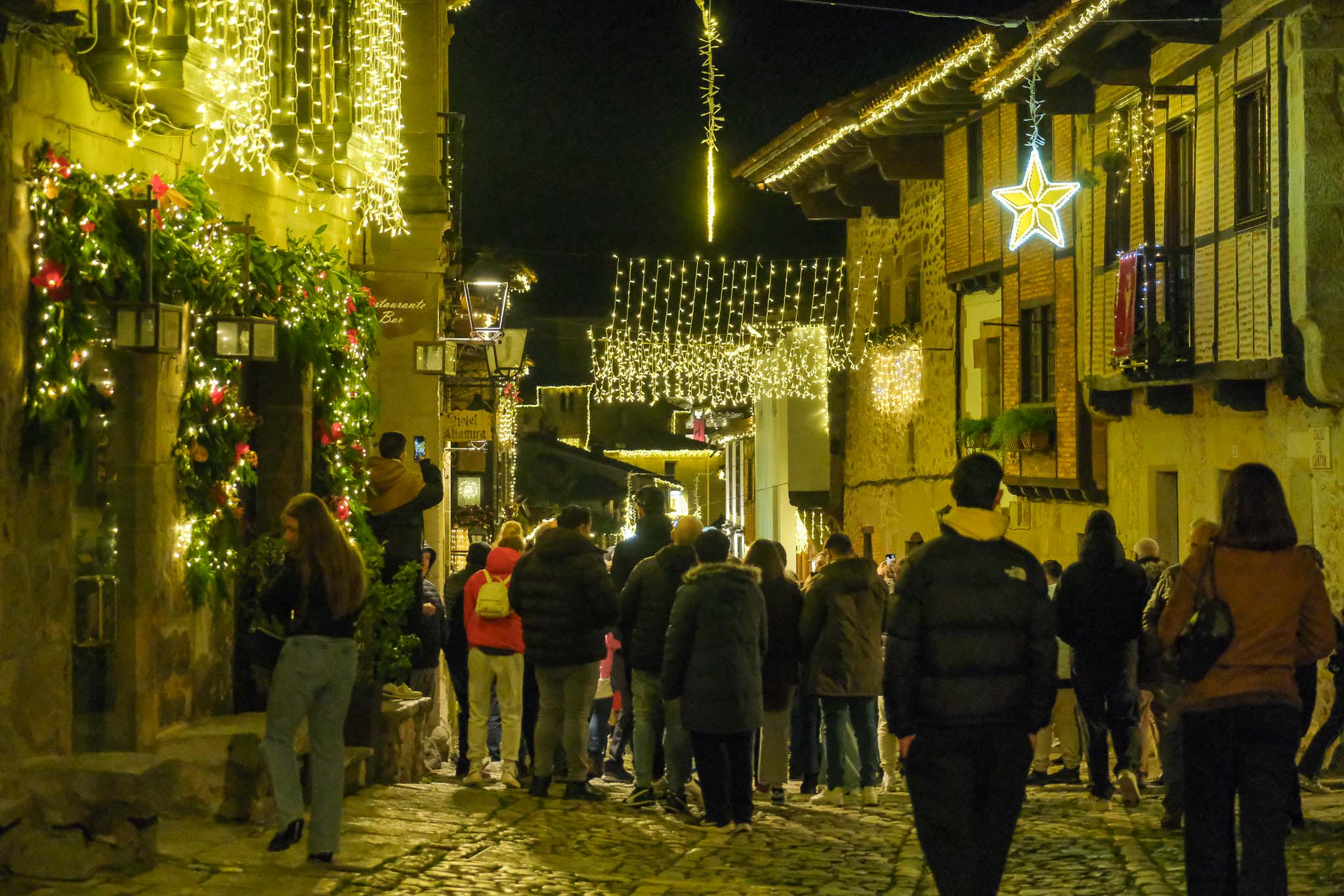 En la zona de La Robleda, habían contemplado el imponente de árbol de Navidad, que en las navidades pasadas estaba ubicado en otro punto de la villa.