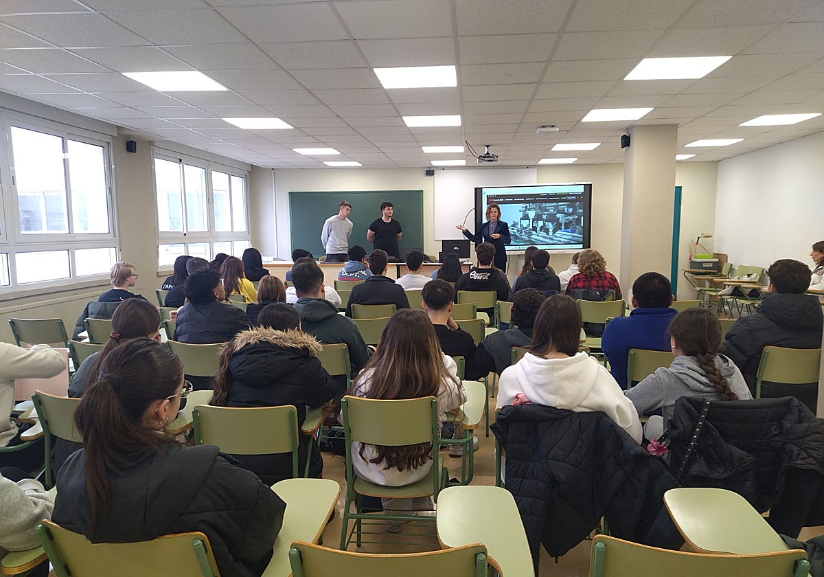 Los estudiantes durante la presentación que realizaron los representantes de NetBees