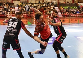 Oswaldo Maestro, lateral del Bathco, al disparo.