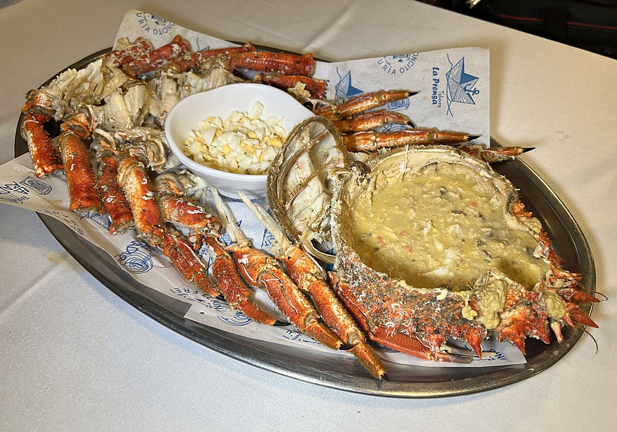 El centollo ya preparado en la mesa.