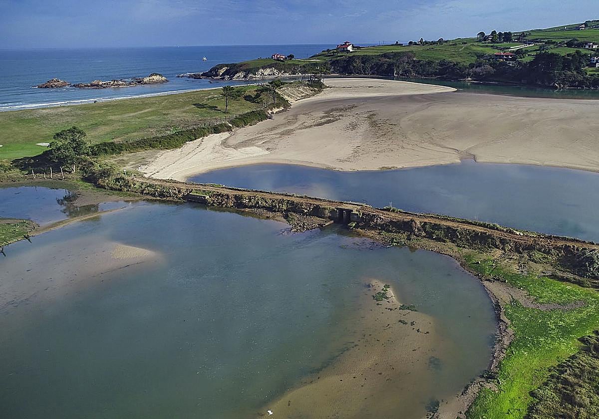 Dique a los pies de la playa de La Rabia, por la que se accede a través de esta polémica plataforma cuando hay bajamar.