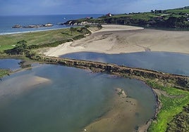 Dique a los pies de la playa de La Rabia, por la que se accede a través de esta polémica plataforma cuando hay bajamar.