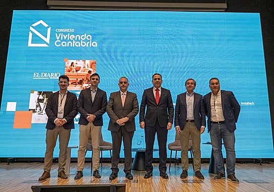 Álex Mestres, Uri Valls, Roberto Media, Daniel Bezanilla, Carlos García y David Blázquez posan antes del cierre del congreso.