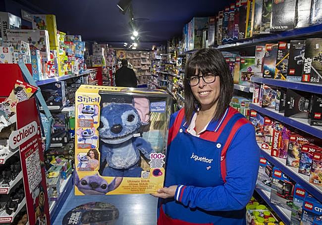 La encargada de la juguetería con el Stitch, uno de los protagonistas de esta campaña.