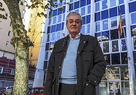 Maxi Valle, frente al edificio de la calle Vargas en 2011 y galería de imágenes con su trayectoria.
