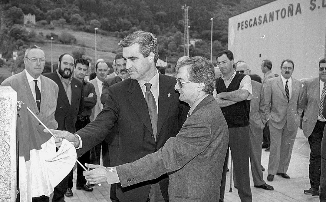 El presidente de Cantabria, José Joaquín Martínez Sieso, y Maxi Valle inaugurando el polígono industrial de Santoña en 1998.