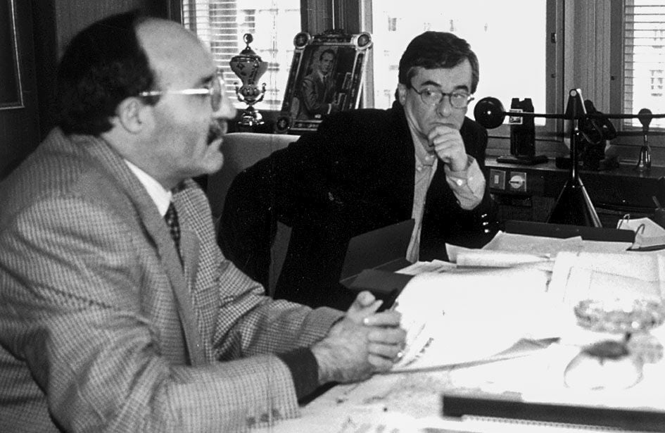 Maxi Valle, en 1997 como alcalde de Santoña, escucha a su concejal de Educación.