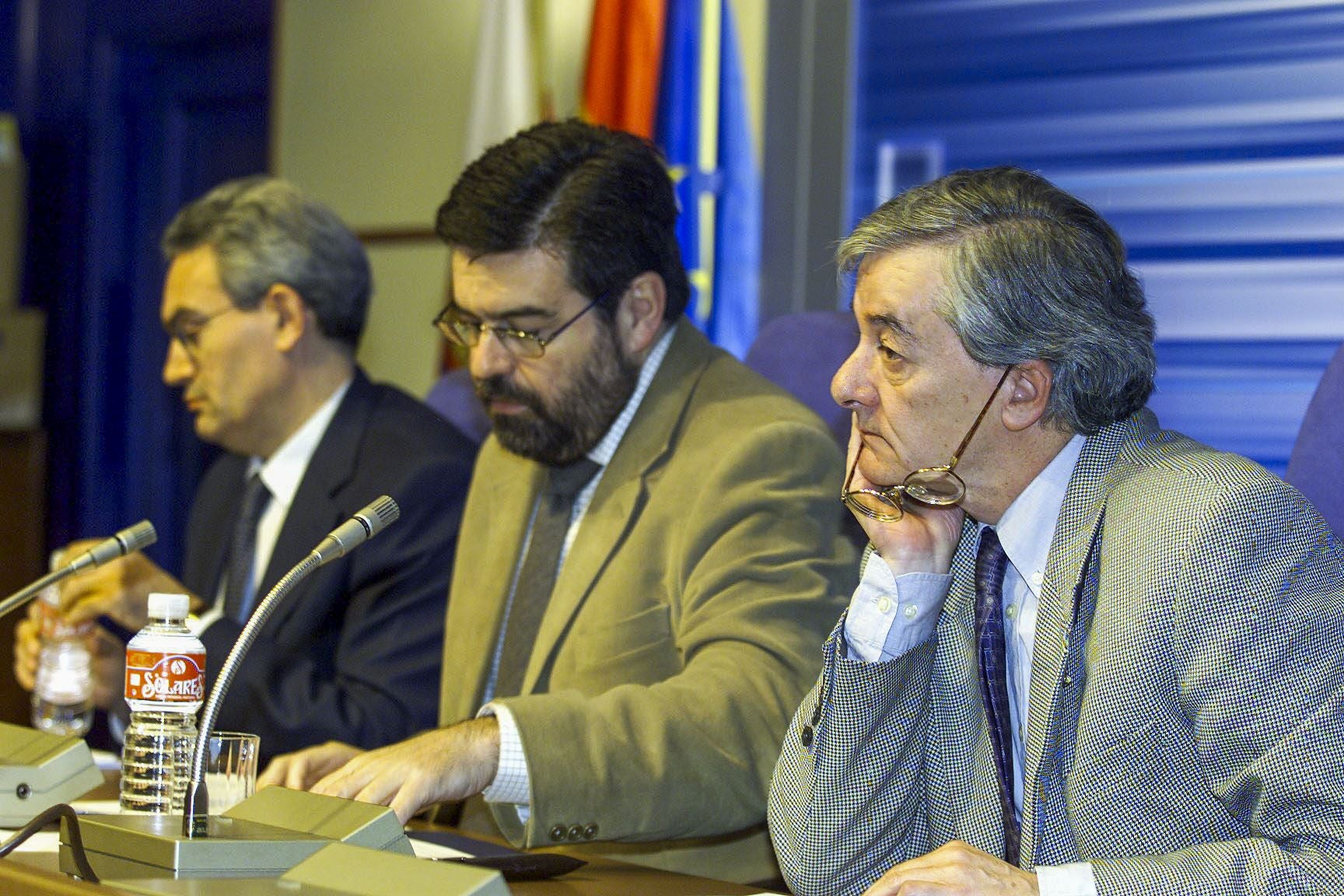 De izquierda a derecha, Santiago García, representante de la Comisión Europea; Ángel Agudo, consejero de Economía; y Maxi Valle, director general de Economía en mayo de 2004.