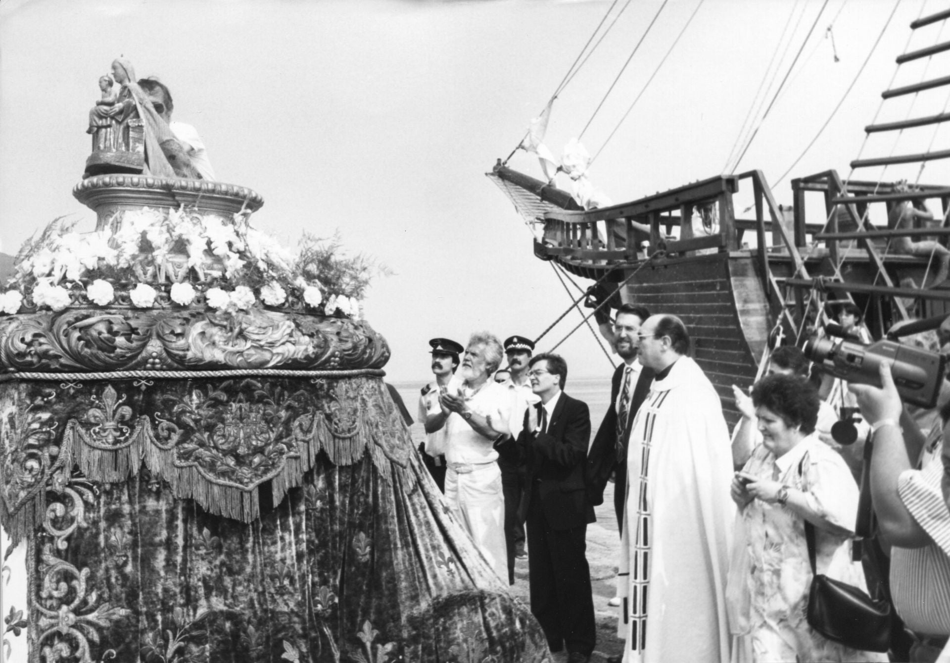 Maxi Valle, el navegante Vital Alsar y Agustin Ibáñez, en Santoña, en julio de 1992.