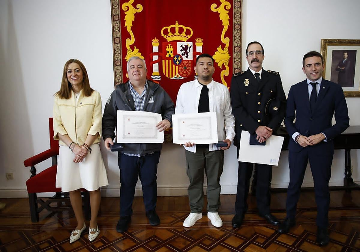 La directora general de Protección Civil, Virginia Barcones, el jefe del 112 Cantabria, Fernando Arroyo, Johan Samuel Yarleque, el Policía Nacional Rafael Fontal y el delegado de Gobierno, Pedro Casares.