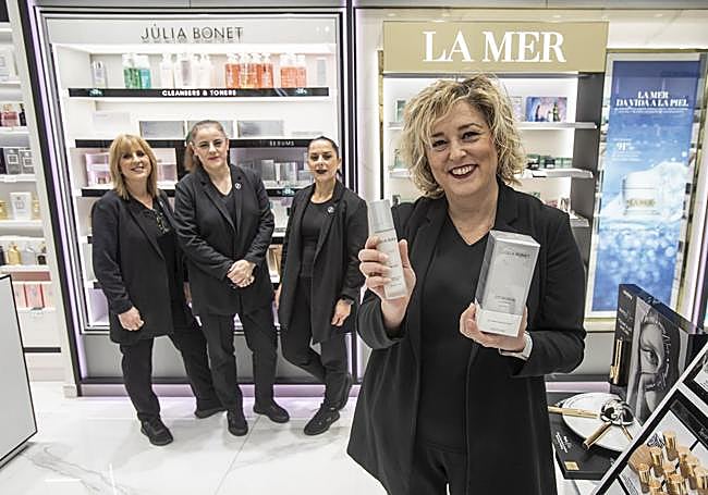 Carmen, junto a sus compañeras de la perfumería, Rocío, Lourdes y Blanca.