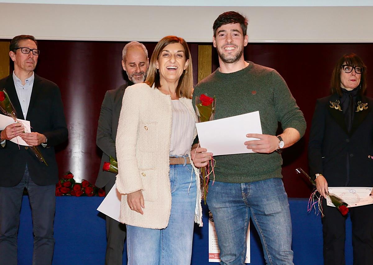 Imagen secundaria 1 - Varios de los premiados recogen el premio de manos de la presidenta de Cantabria.