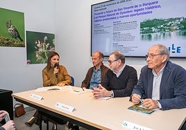 La alcaldesa de San Vicente y los participantes sobre la mesa redonda sobre Oyambre.
