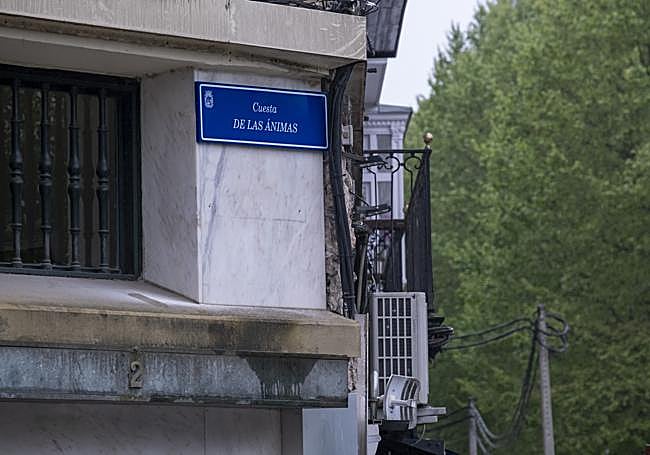 Placa de la calle Cuesta de las Ánimas, cambiada en abril.