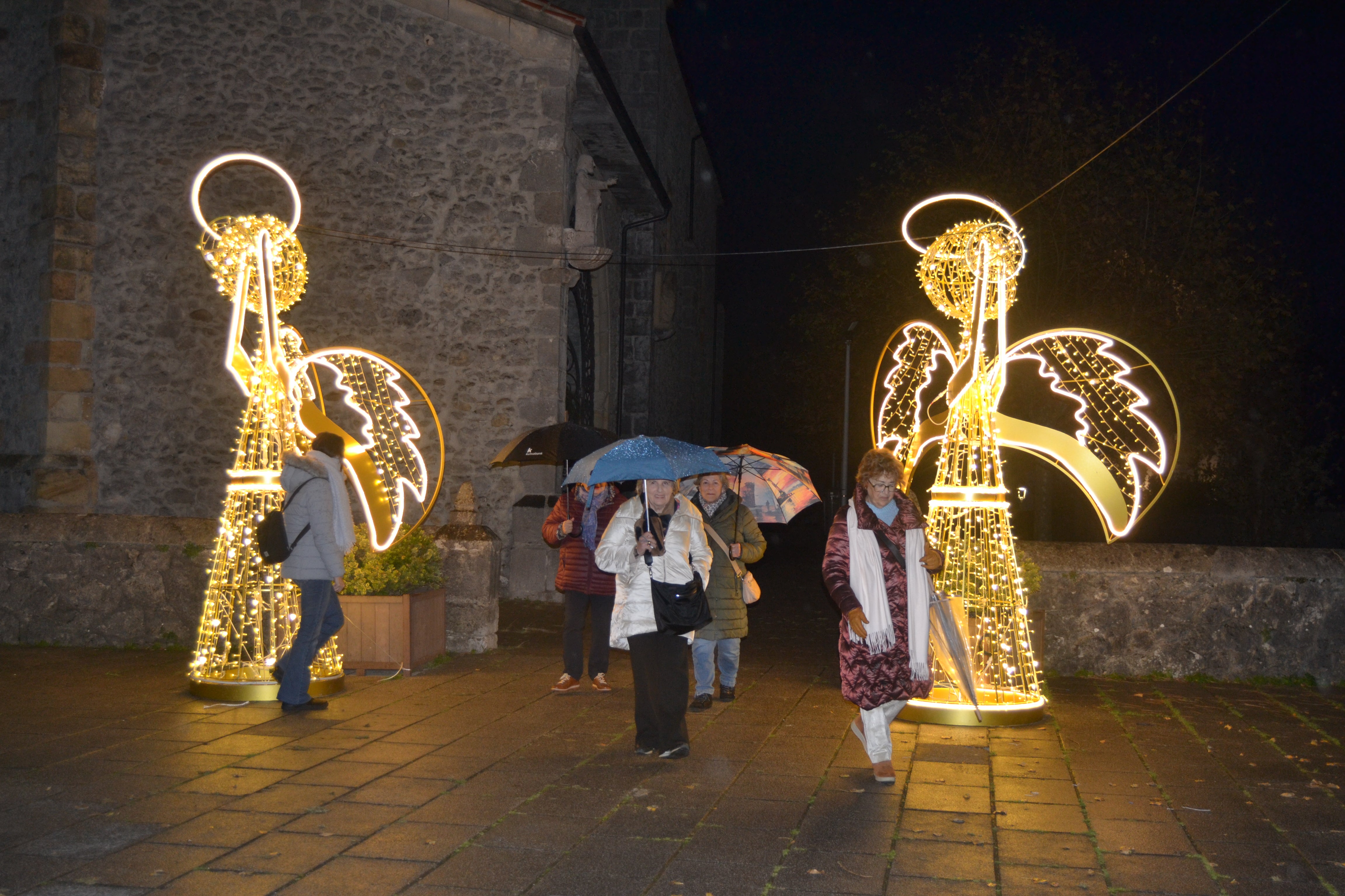 Dos ángeles brillantes junto a la iglesia de San Pedro. 