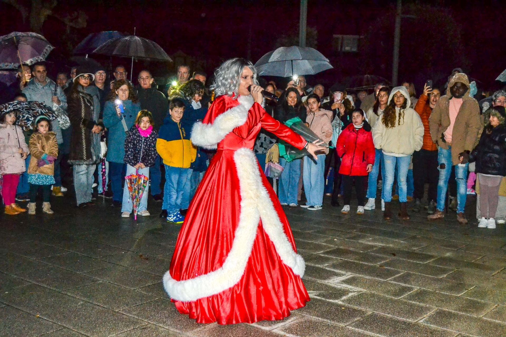 La inauguración ha contado con la interpretación del famoso villancico de Mariah Carey. All I Want for Christmas for you