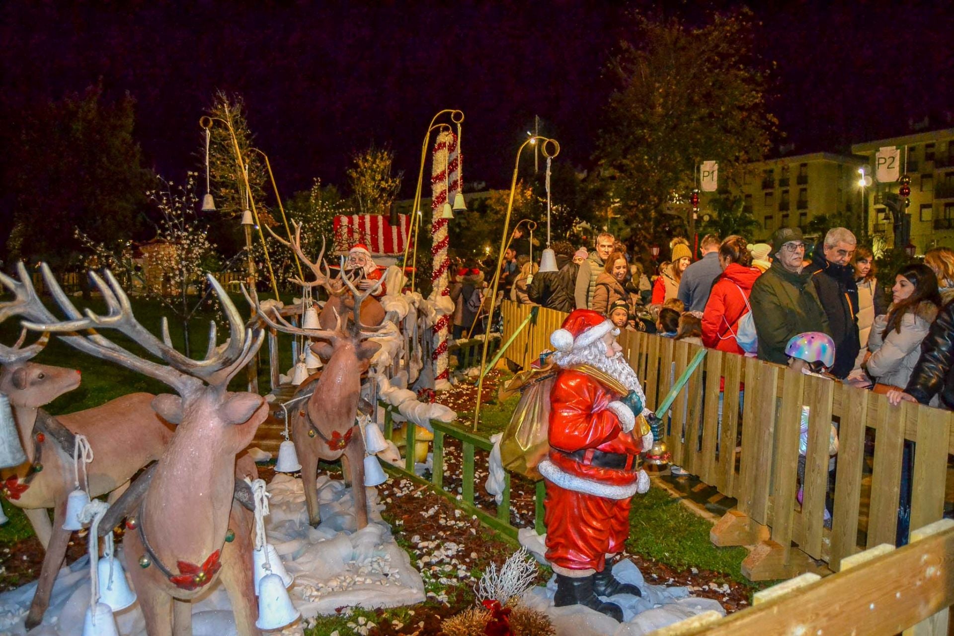 El publico contempla la escena de Papa Noel con sus renos. 