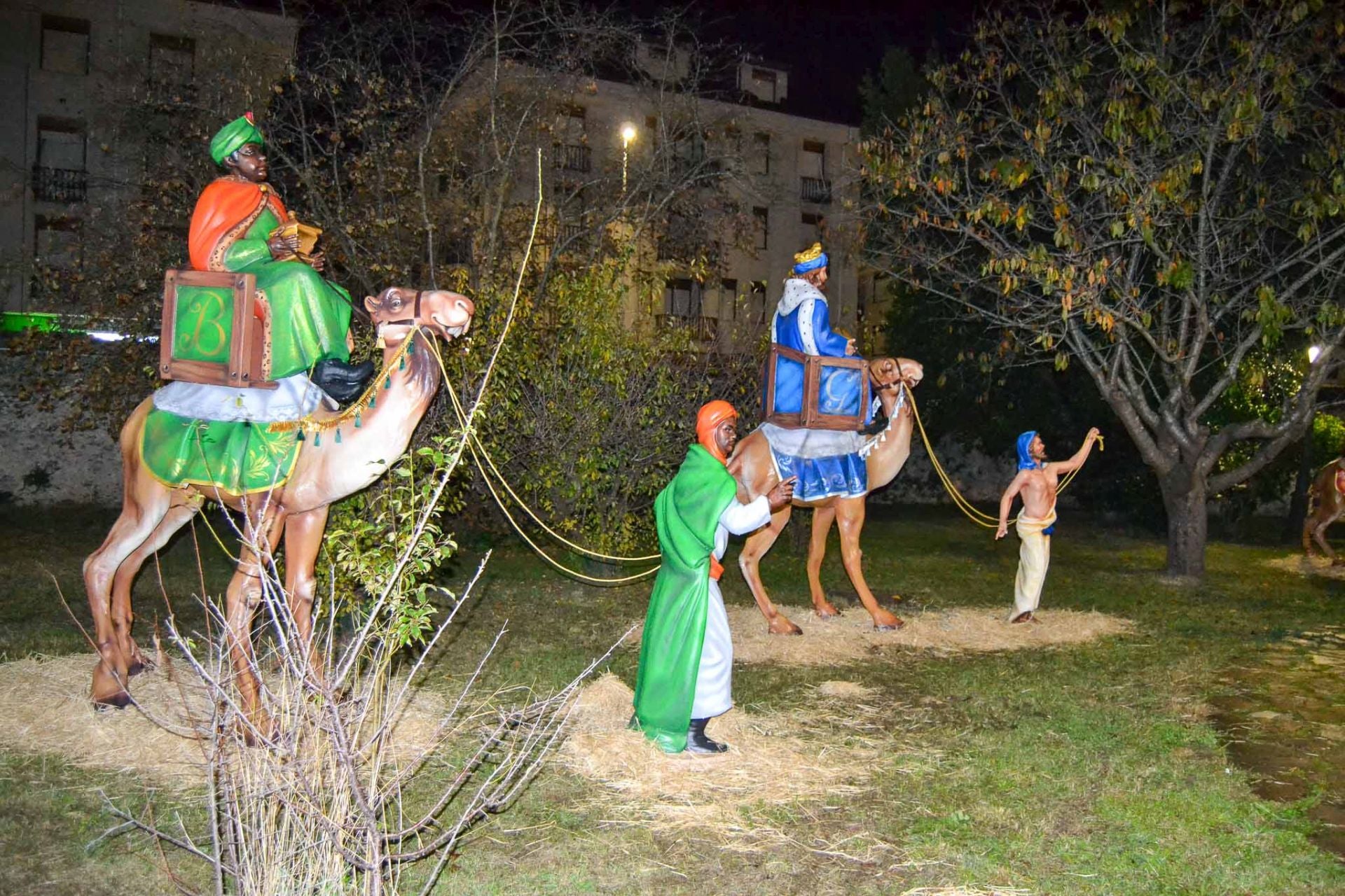 Los Reyes Magos con sus dromedarios no faltan en el deslumbrante espacio. 