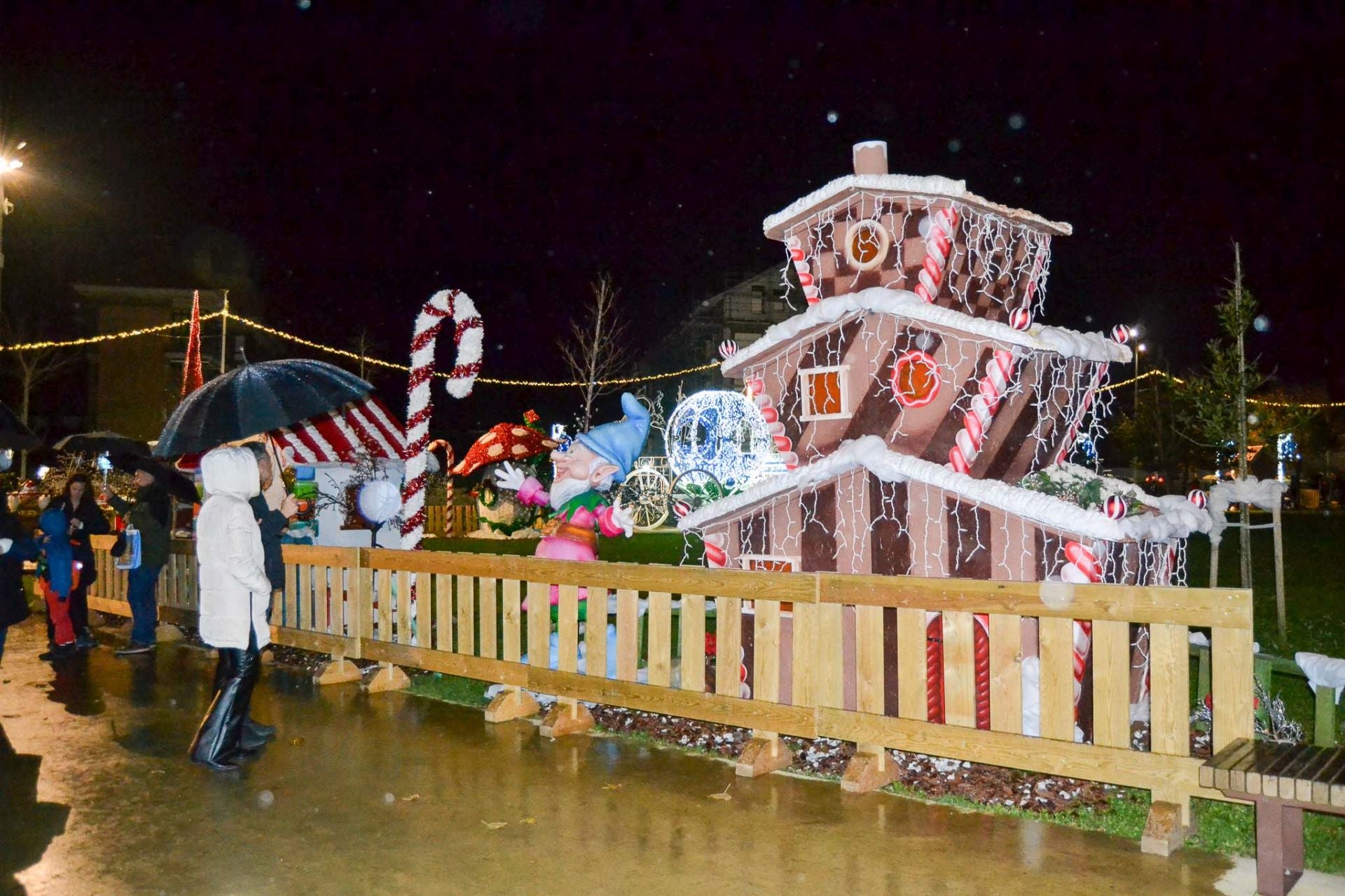En el poblado hay diversas casitas de fantasía habitadas por elfos. 