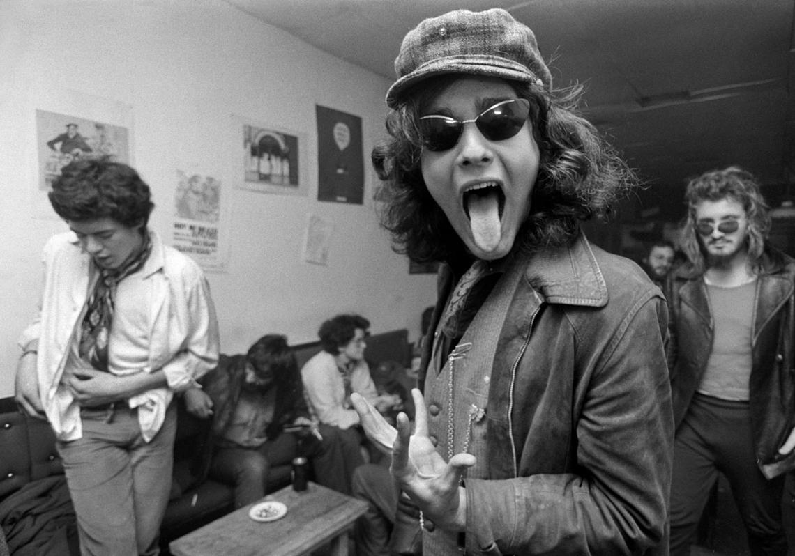 El club La Vaquería en la calle Libertad, un singular local de copas, fue lugar de encuentro de gente curiosa: progres, ácratas, rojos y hippies. Aquí, se dice, dio origen lo que más tarde se llamaría la Movida Madrileña.