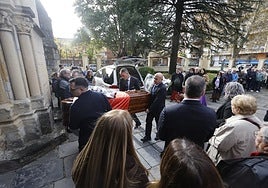 Entrada del féretro del histórico político socialista a la iglesia parroquial de Santa María del Puerto de Santoña.