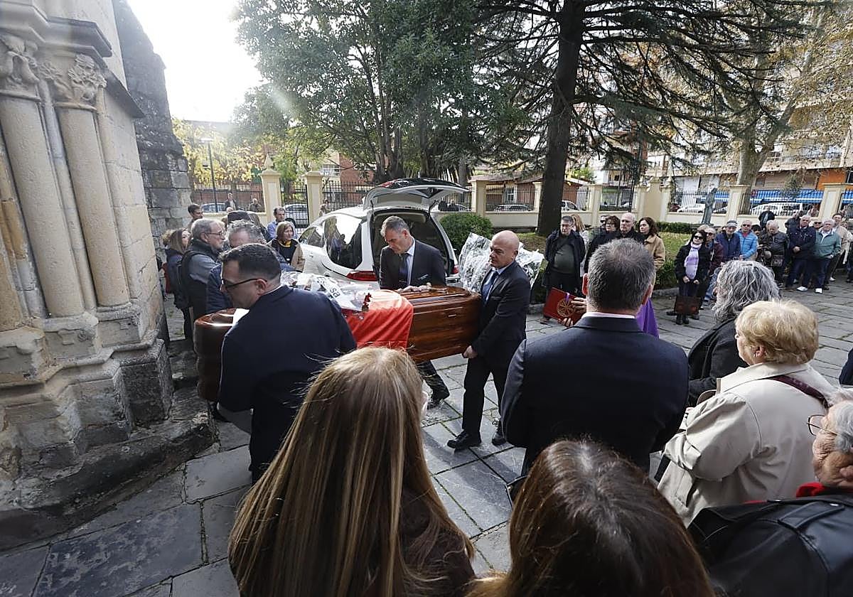 Entrada del féretro del histórico político socialista a la iglesia parroquial de Santa María del Puerto de Santoña.