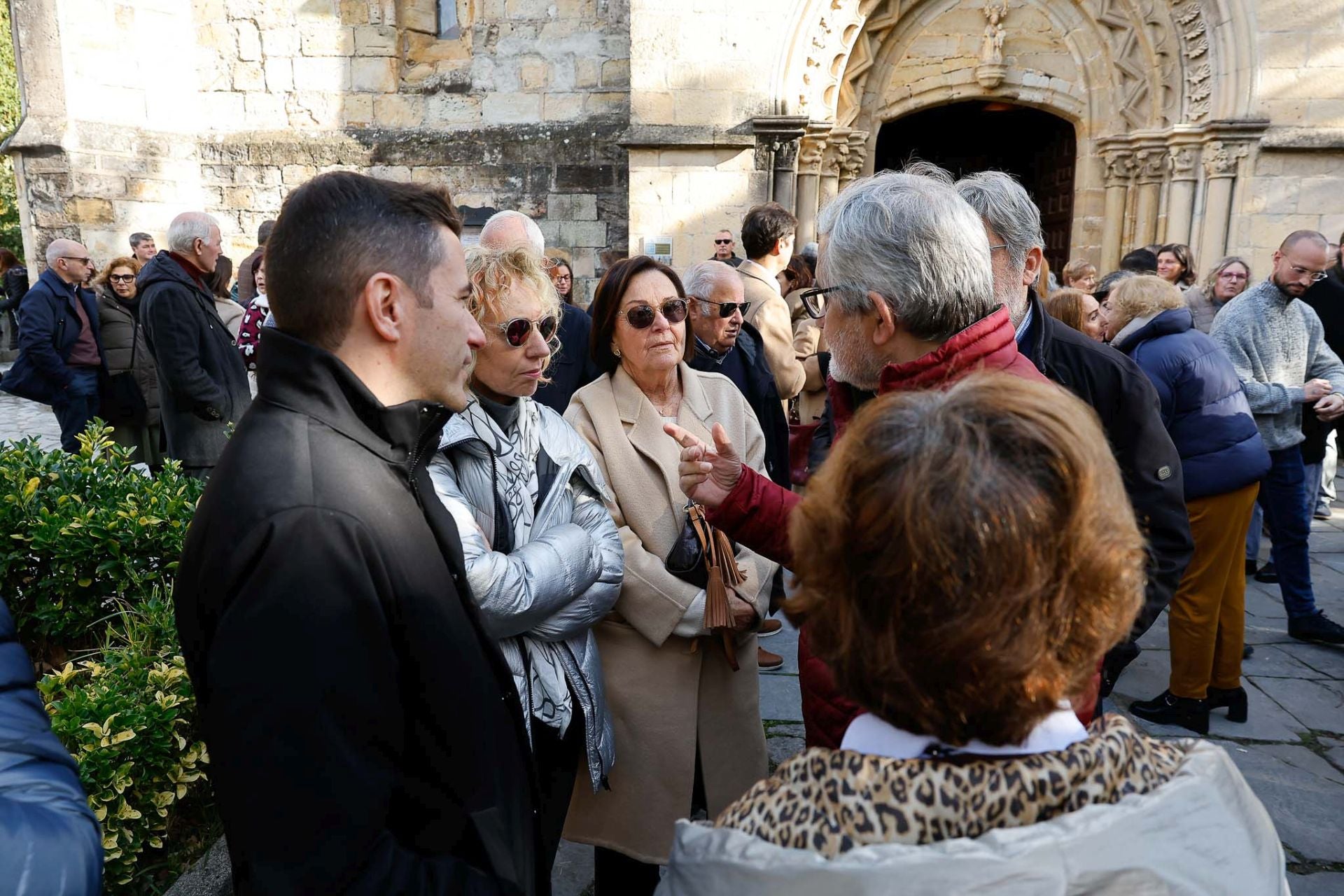 El delegado del Gobierno, Pedro Casares, junto a dos exsecretarias generales del PSOE Eva Díaz Tezanos y Lola Gorostiaga.