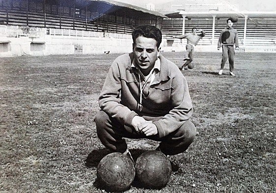 Manuel Fernández Mora, en los Campos de Sport cuando entrenaba al Rayo.