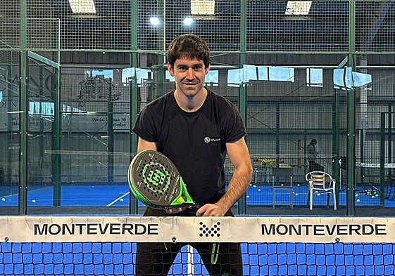 Daniel García en las pistas del Club de Tenis Monteverde, donde trabaja como monitor.