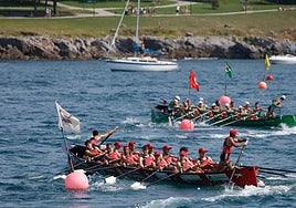 Camargo y Castro bogan este verano en aguas de Brazomar.