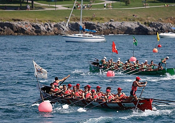 Camargo y Castro bogan este verano en aguas de Brazomar.