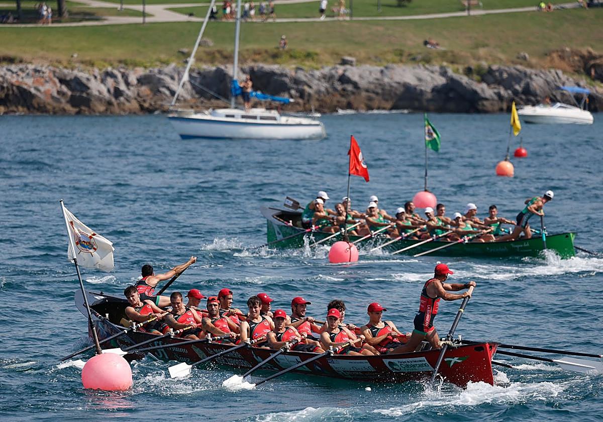 Camargo y Castro bogan este verano en aguas de Brazomar.