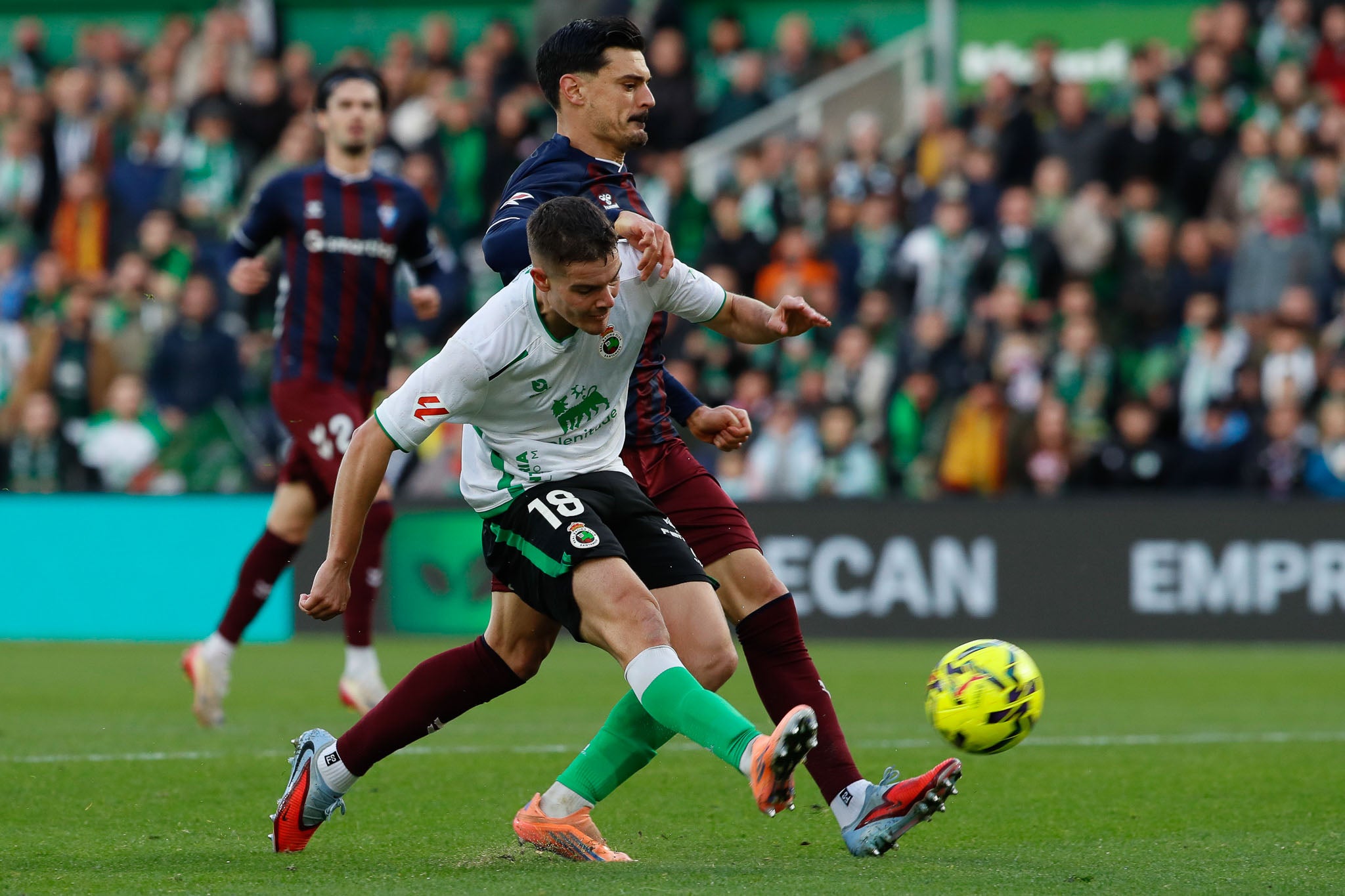 Peio Canales pugna con un jugador del Eibar para hacerse con el balón