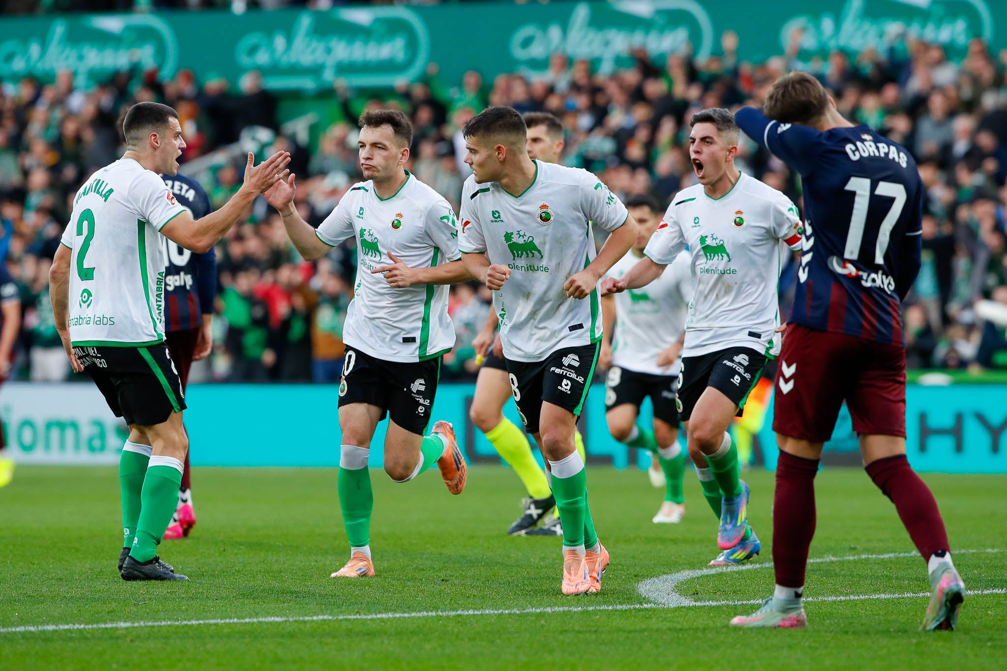 Íñigo Vicente celebra su tanto con sus compañeros