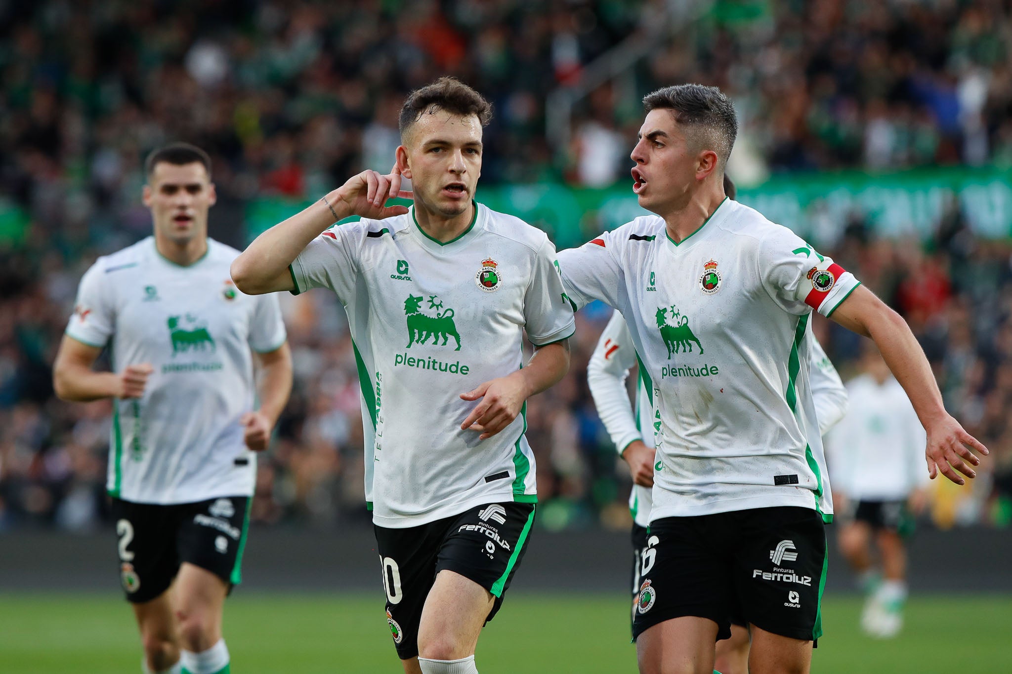 Vicente se lleva la mano a la oreja para celebrar su gol. Junto a él, Íñigo Sainz-Maza con el brazalete de capitán 
