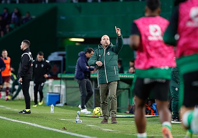 El entrenador del Racing, José Alberto, dando instrucciones a sus jugadores este domingo en El Sardinero.