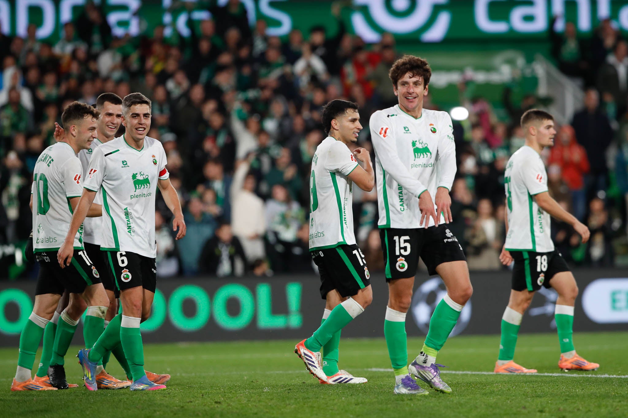 Sangalli festeja su tanto con el resto de sus compañeros 